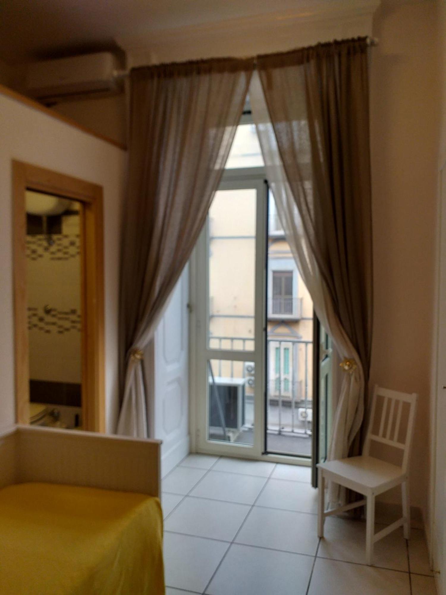 Beb Pantarei Bed & Breakfast Наполи Стая снимка